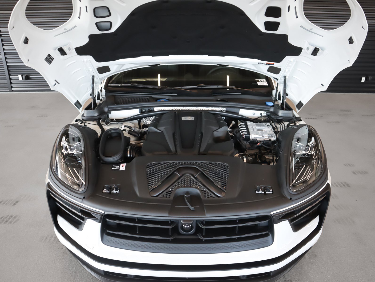 2025 Porsche Macan S photo 25