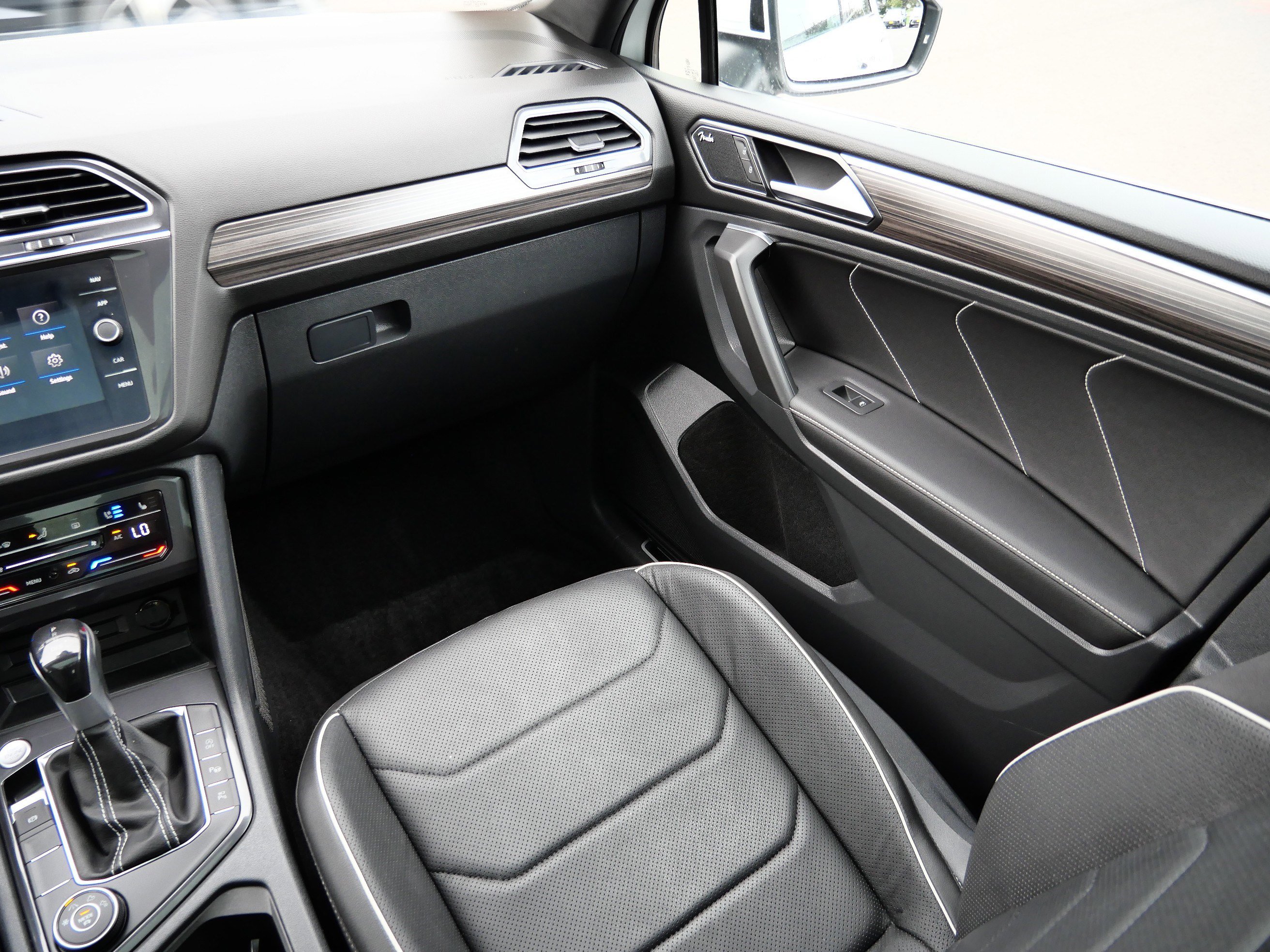 2023 Volkswagen Tiguan SEL R-Line Black photo 12