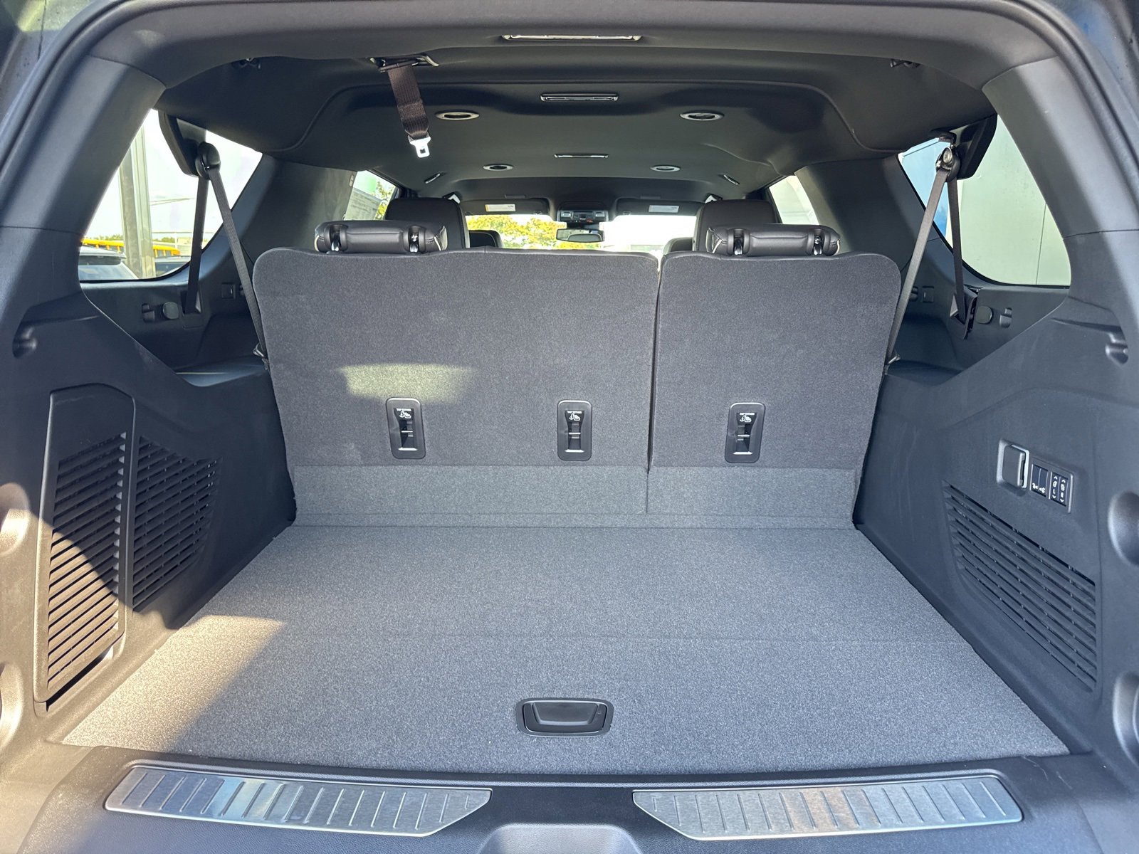 2025 Chevrolet Suburban Premier photo 11