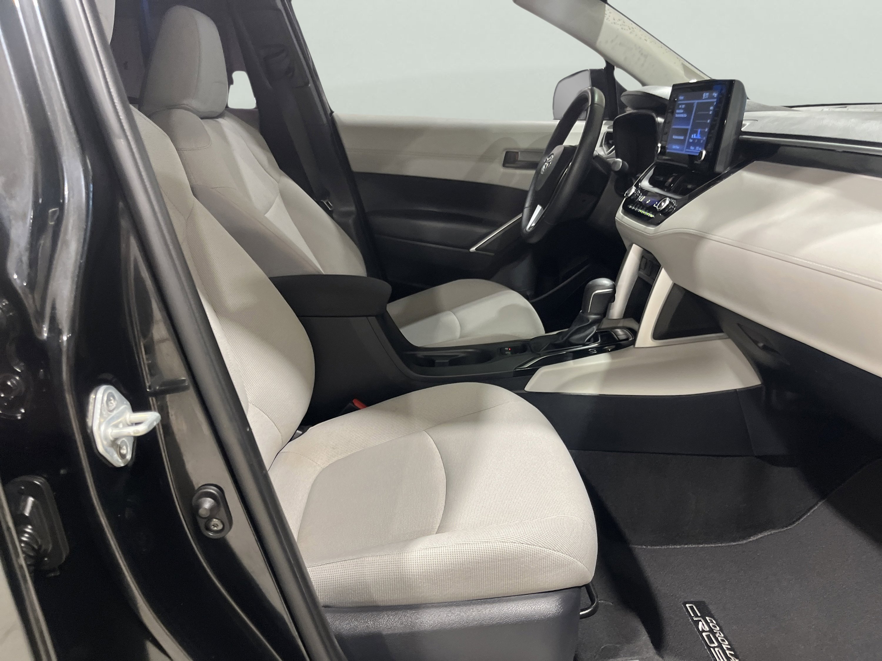 2022 Toyota Corolla Cross LE photo 12