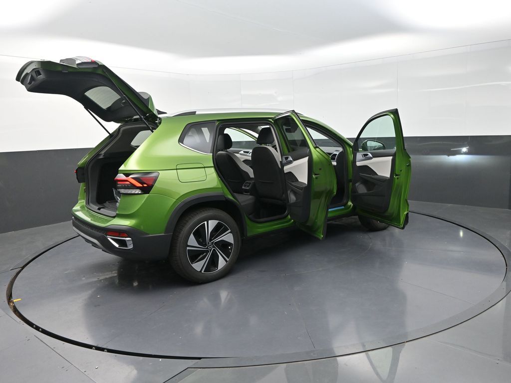 2025 Volkswagen Taos SE photo 32
