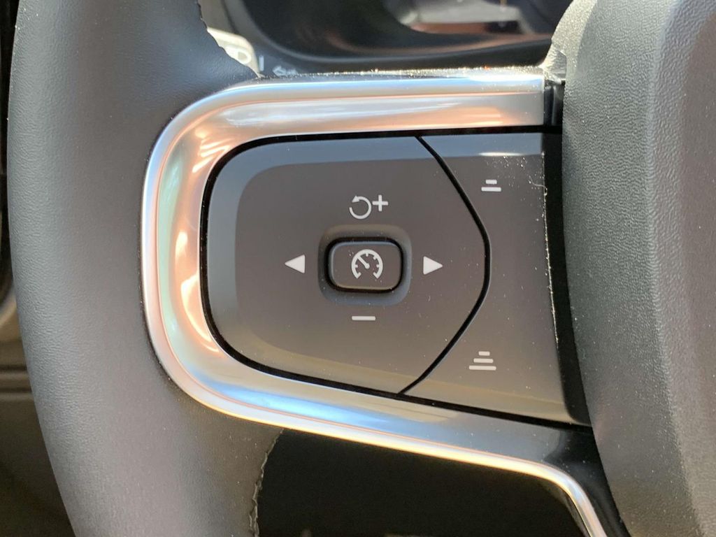 2025 Volvo XC40 AWD Plus photo 7