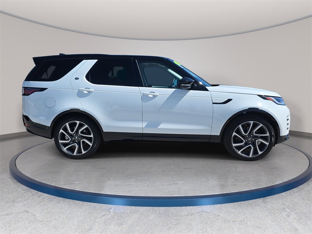 2025 Land Rover Discovery SE photo 3