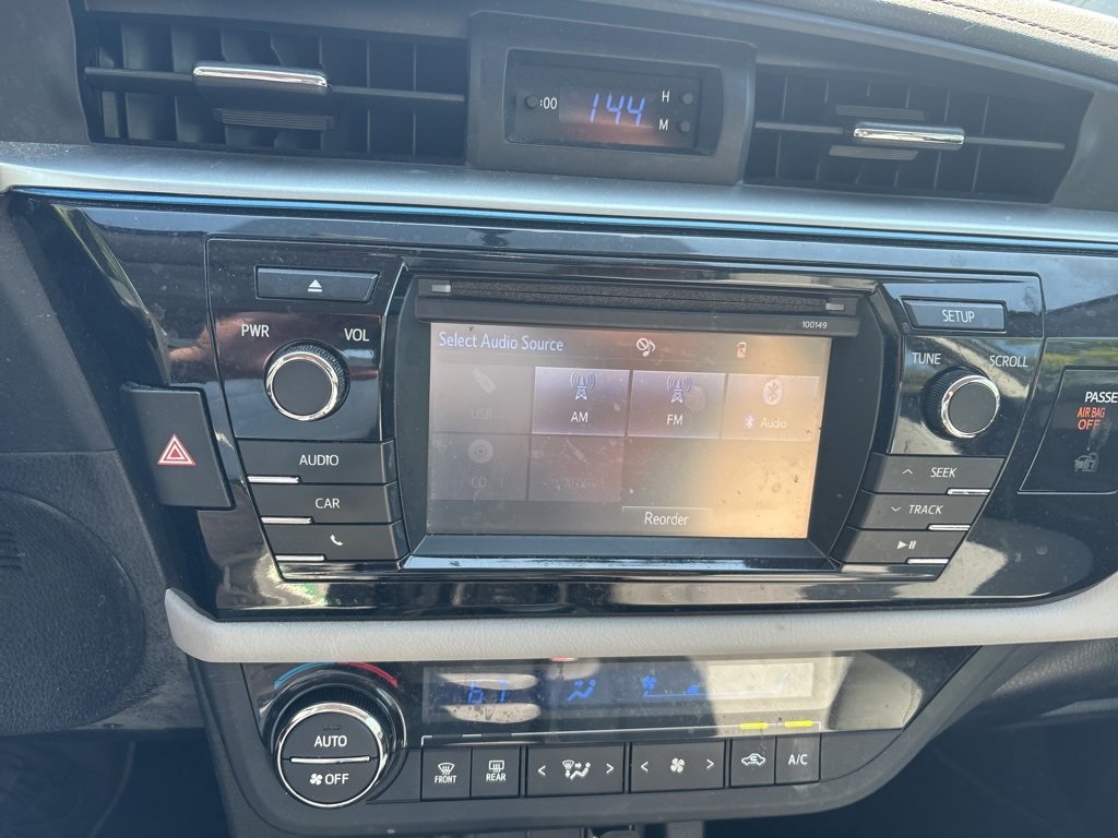 2015 Toyota Corolla LE photo 12