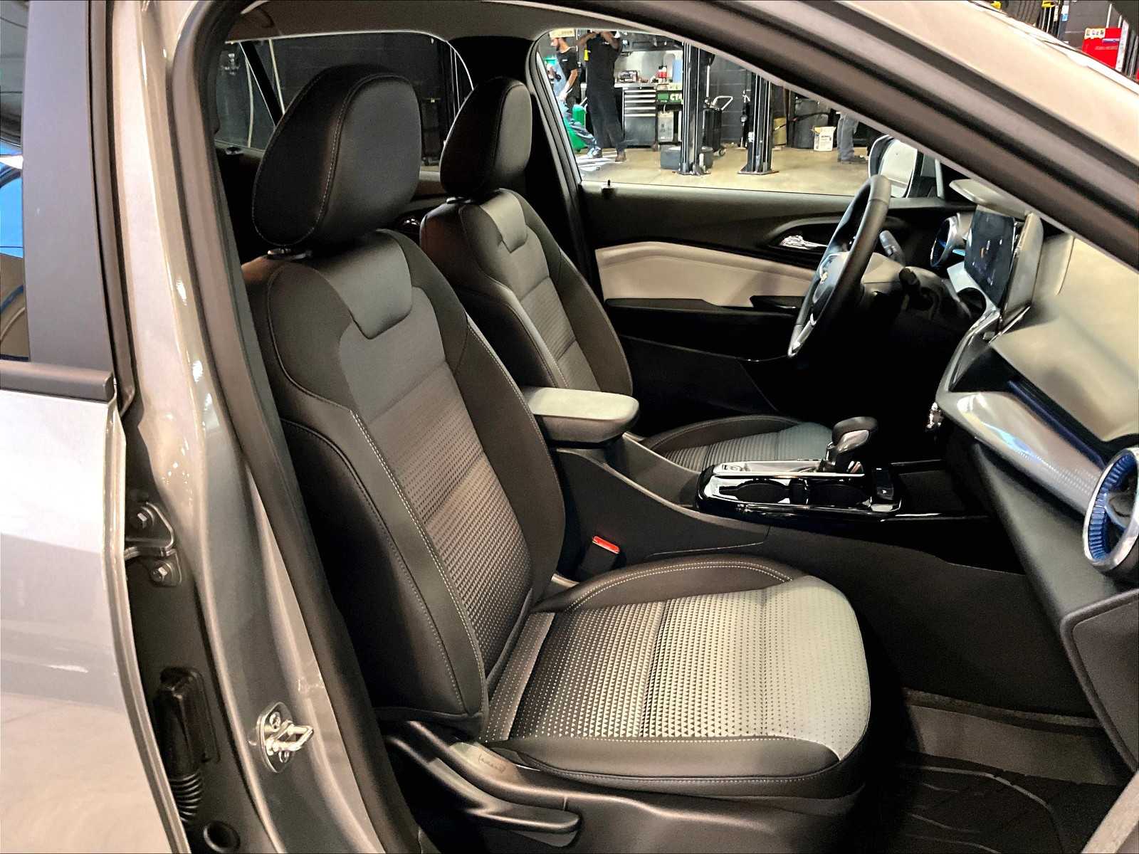 2025 Chevrolet Trax LT photo 11