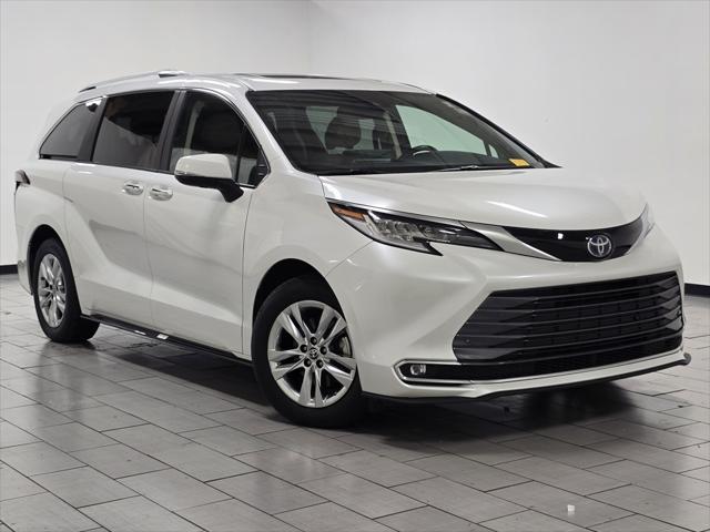 2024 Toyota Sienna Limited's photo