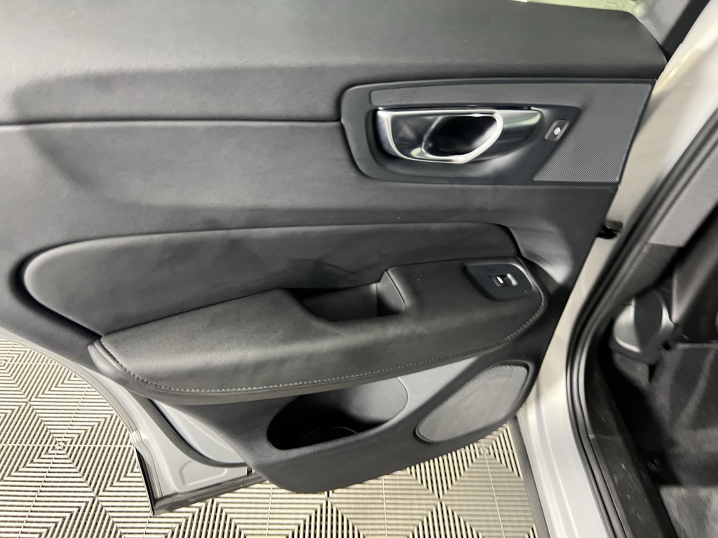 2024 Volvo XC60 B5 Core photo 25