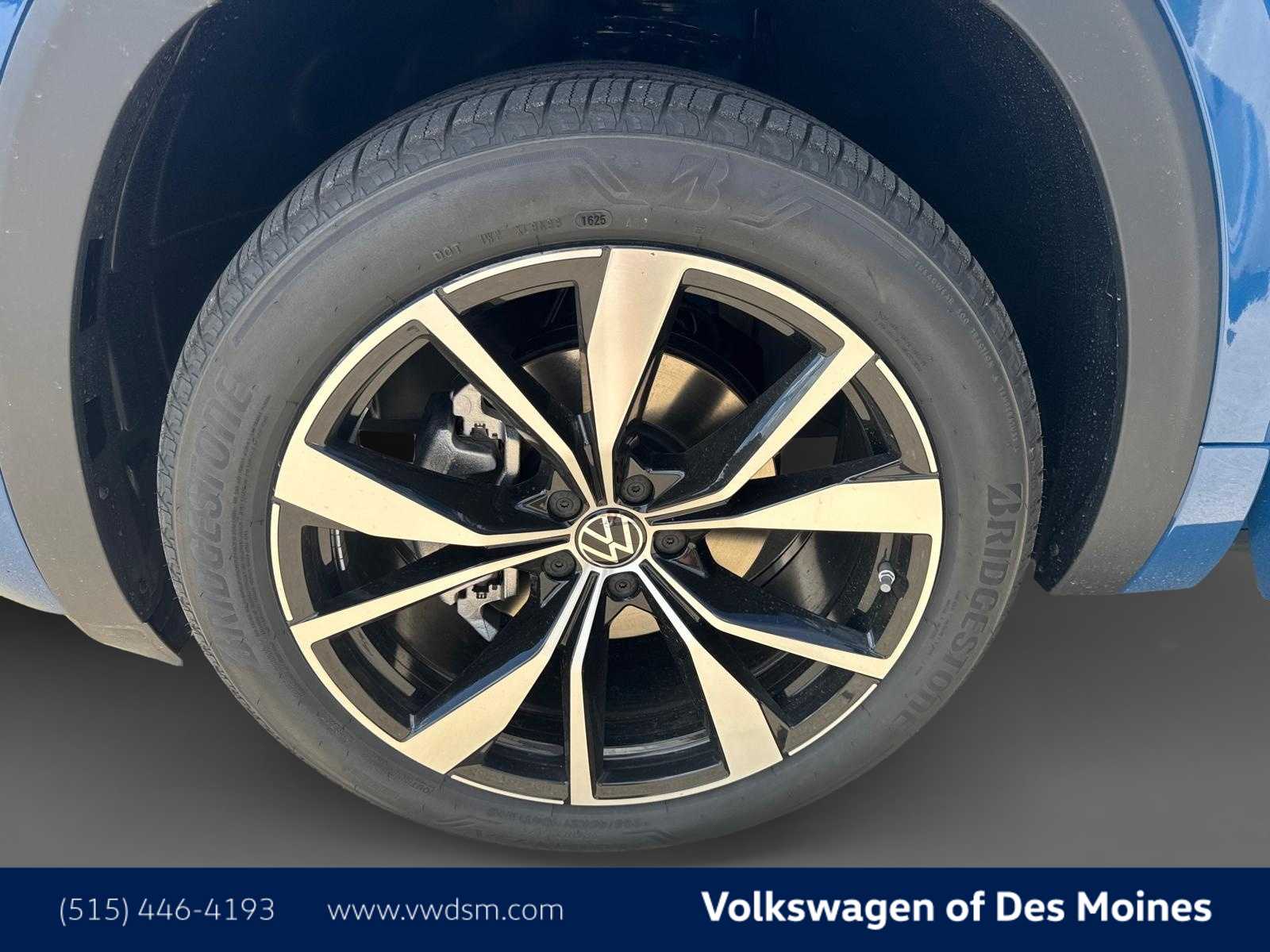 2025 Volkswagen Atlas Cross Sport SEL Premium R-Line photo 7