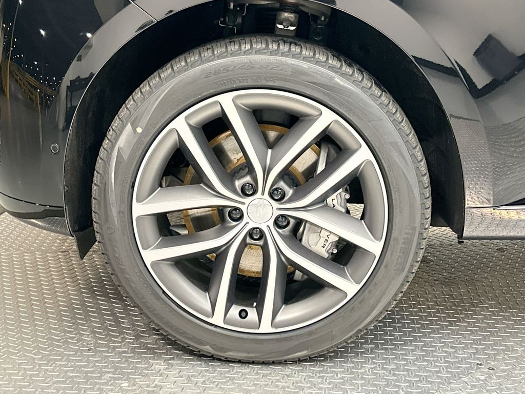 2025 Land Rover Range Rover SE photo 2