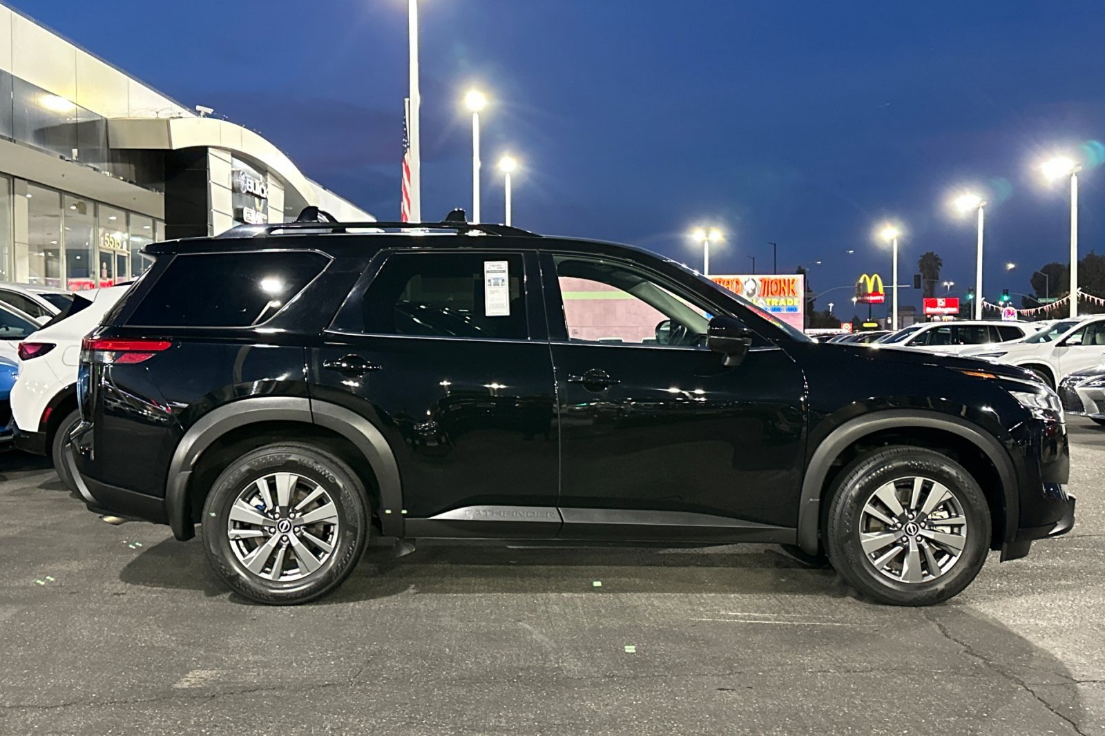 2022 Nissan Pathfinder SV photo 2