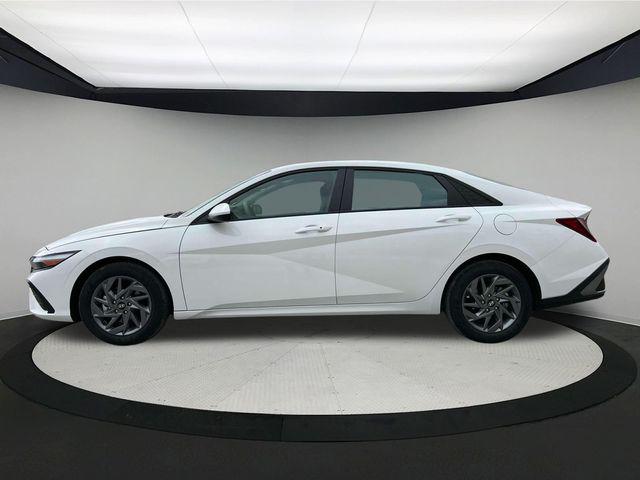 2024 Hyundai Elantra SEL photo 3