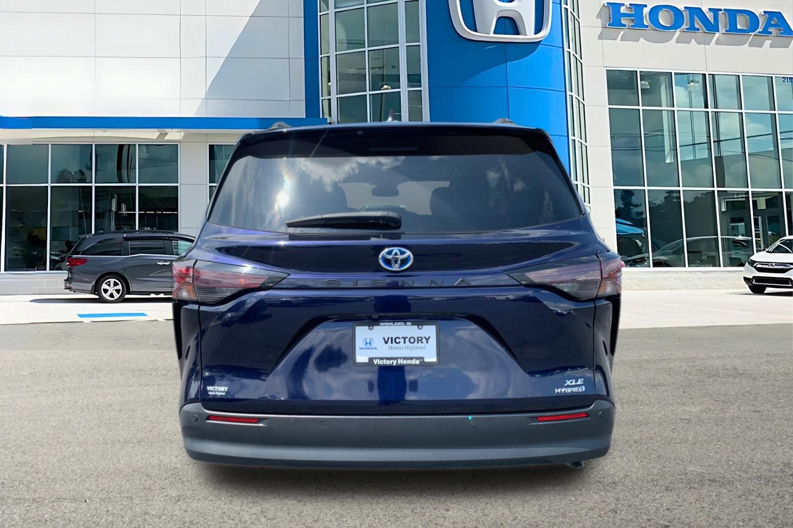 2024 Toyota Sienna XLE photo 3