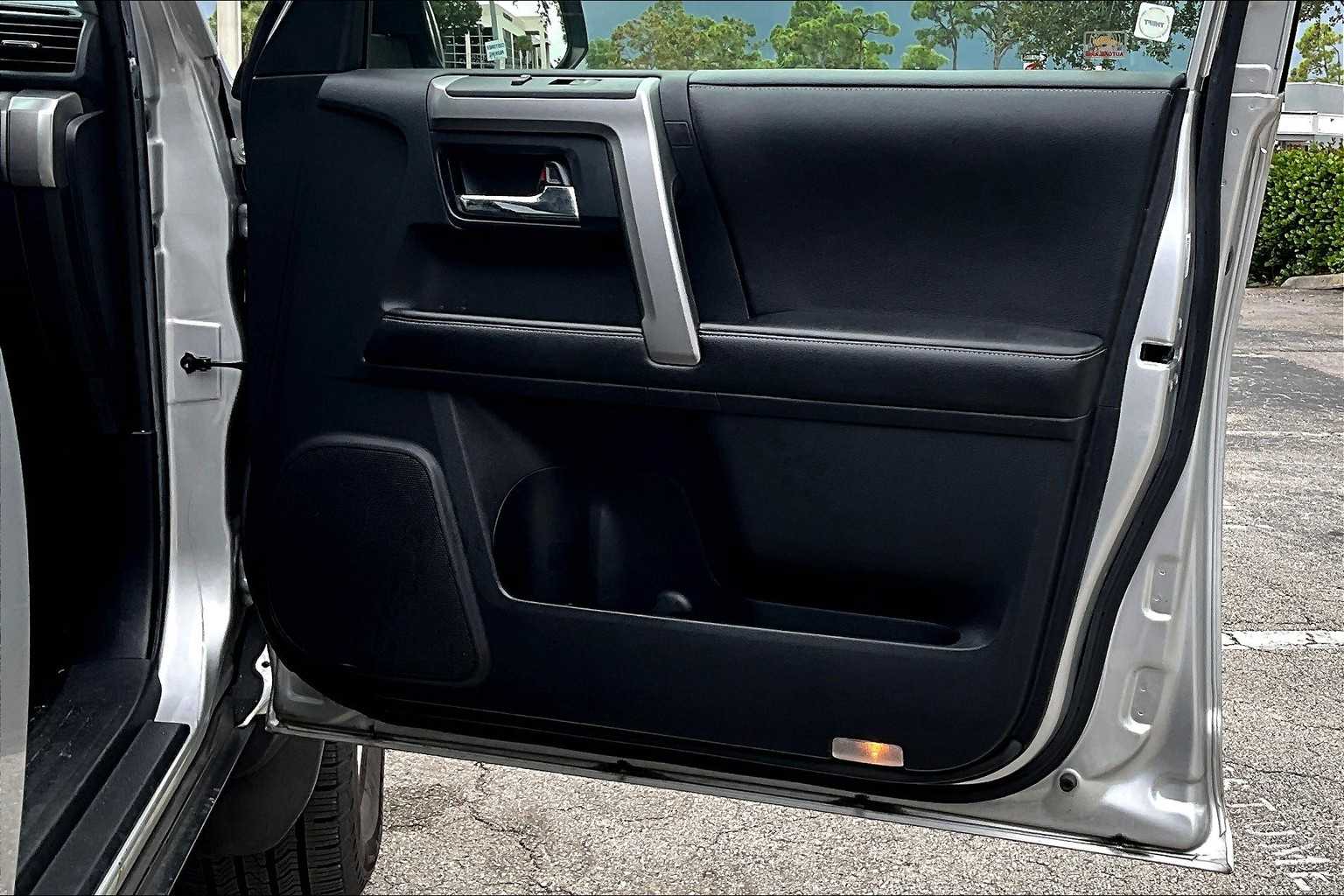 2014 Toyota 4Runner SR5 photo 24