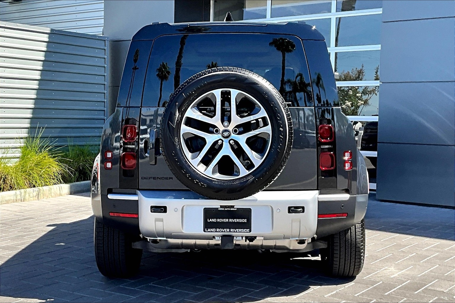 2025 Land Rover Defender 110 S photo 3