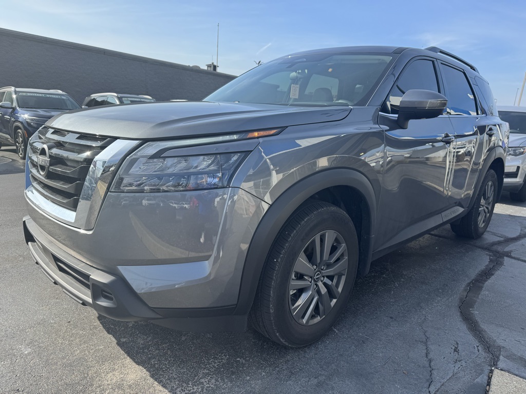 2025 Nissan Pathfinder SV's photo