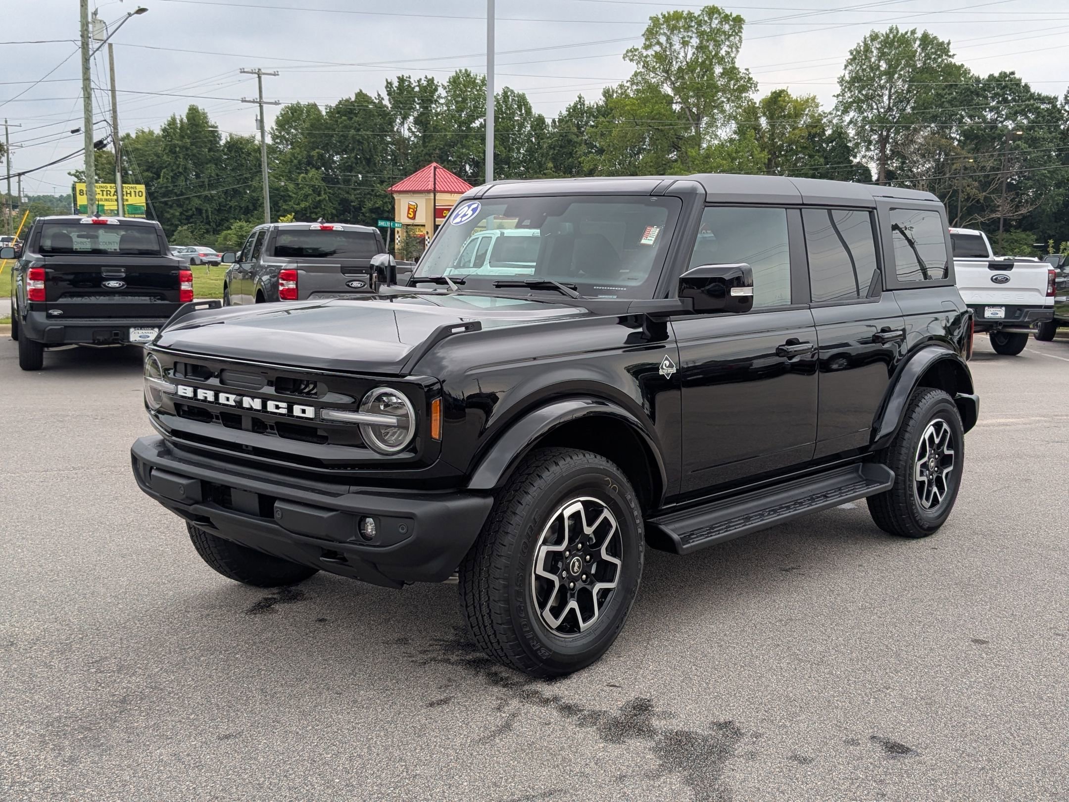 2025 Ford Bronco 4-Door Outer Banks's photo