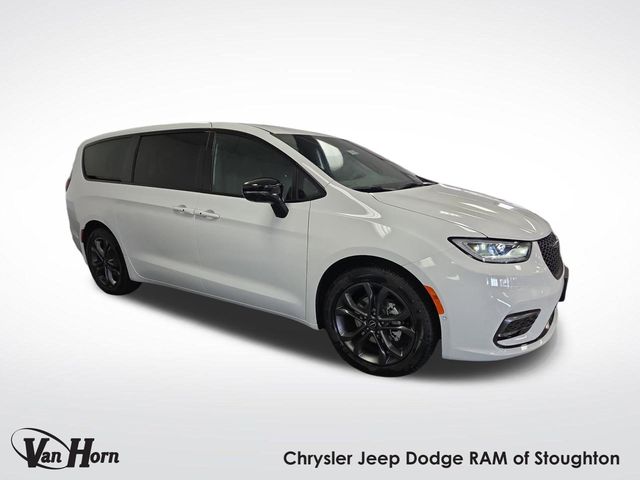 2026 Chrysler Pacifica Select's photo