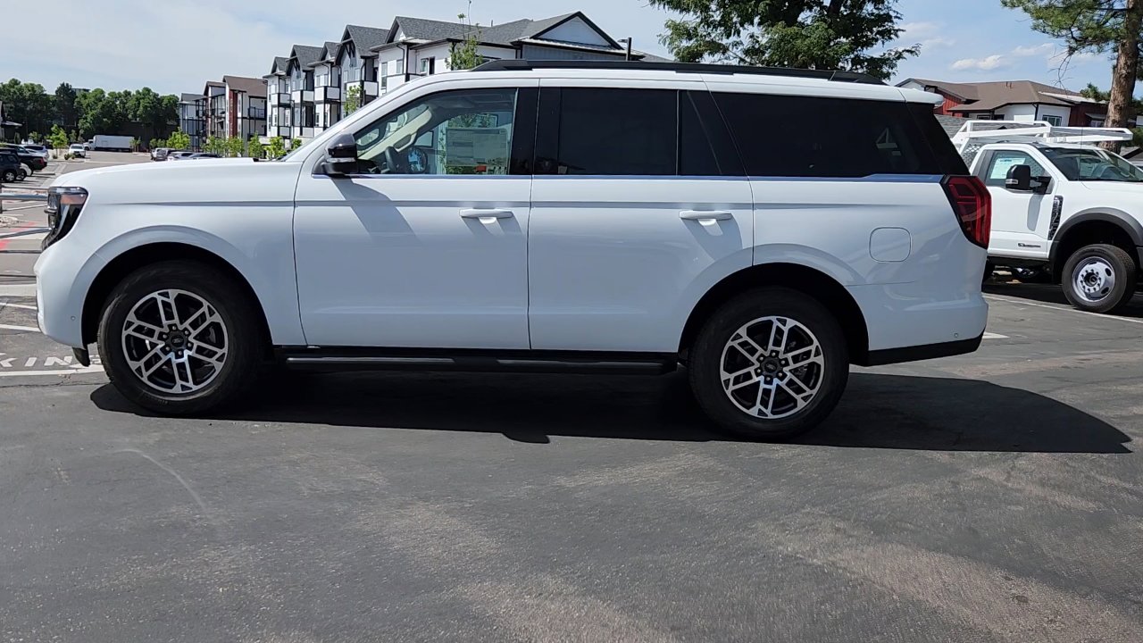 2025 Ford Expedition photo 3