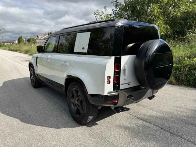 2023 Land Rover Defender 110 X-Dynamic SE photo 7
