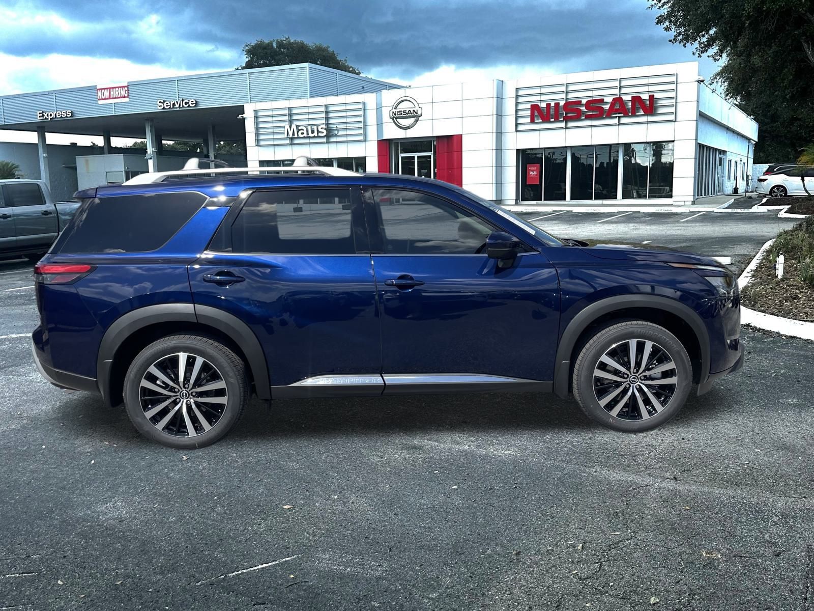 2025 Nissan Pathfinder Platinum photo 2