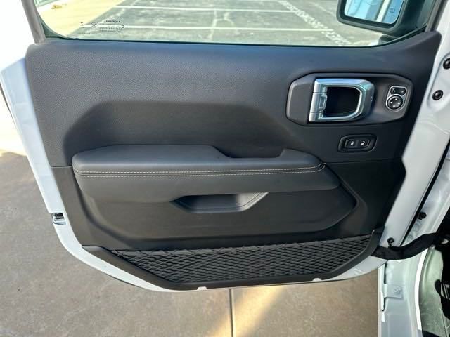 2025 Jeep Wrangler Sahara photo 10