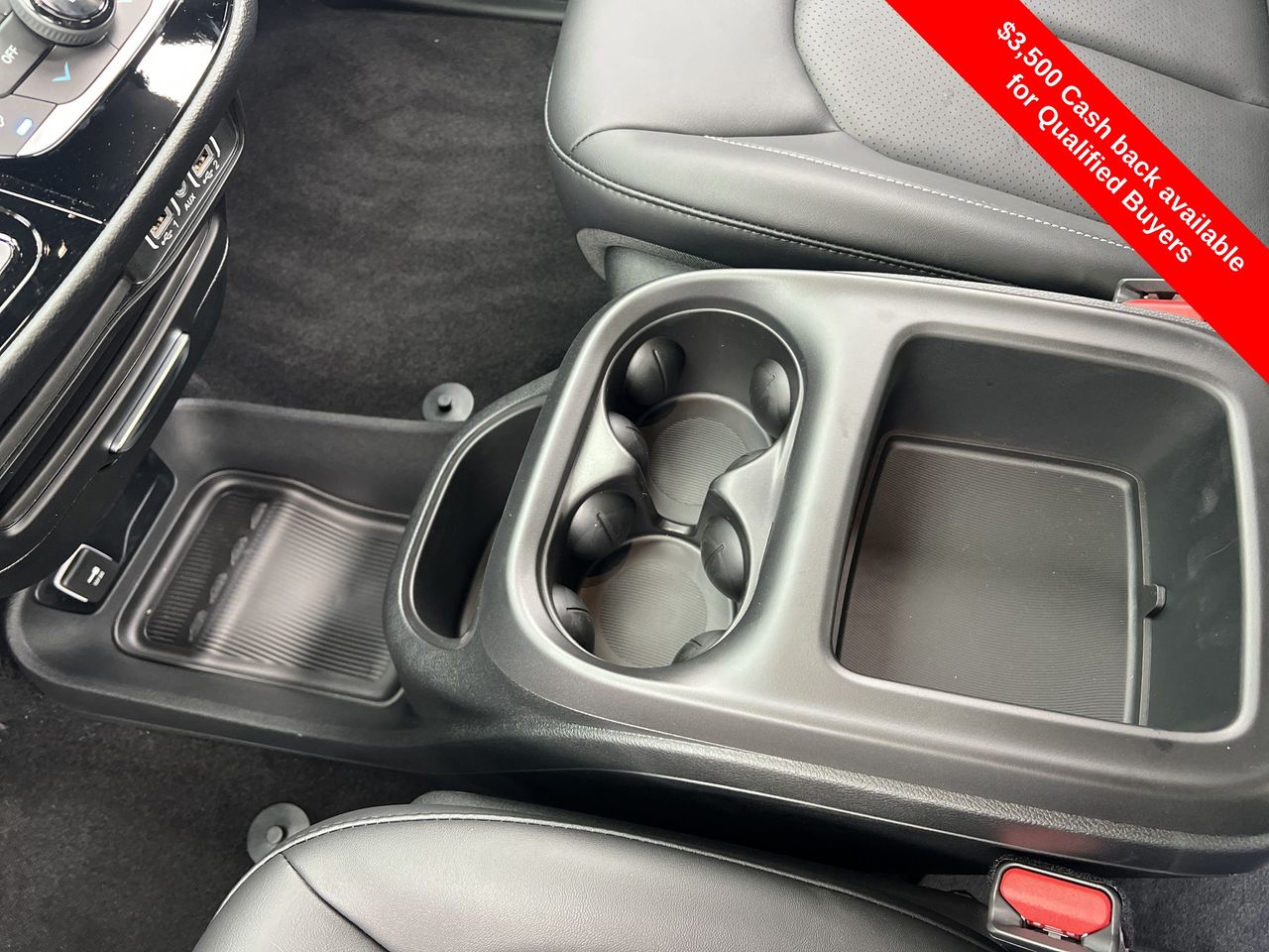 2025 Chrysler Voyager LX photo 4