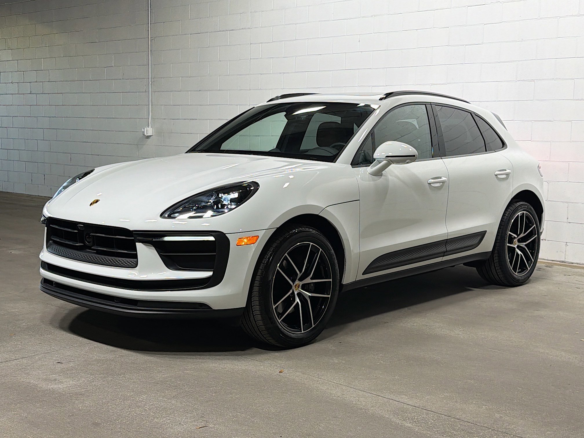 2025 Porsche Macan's photo