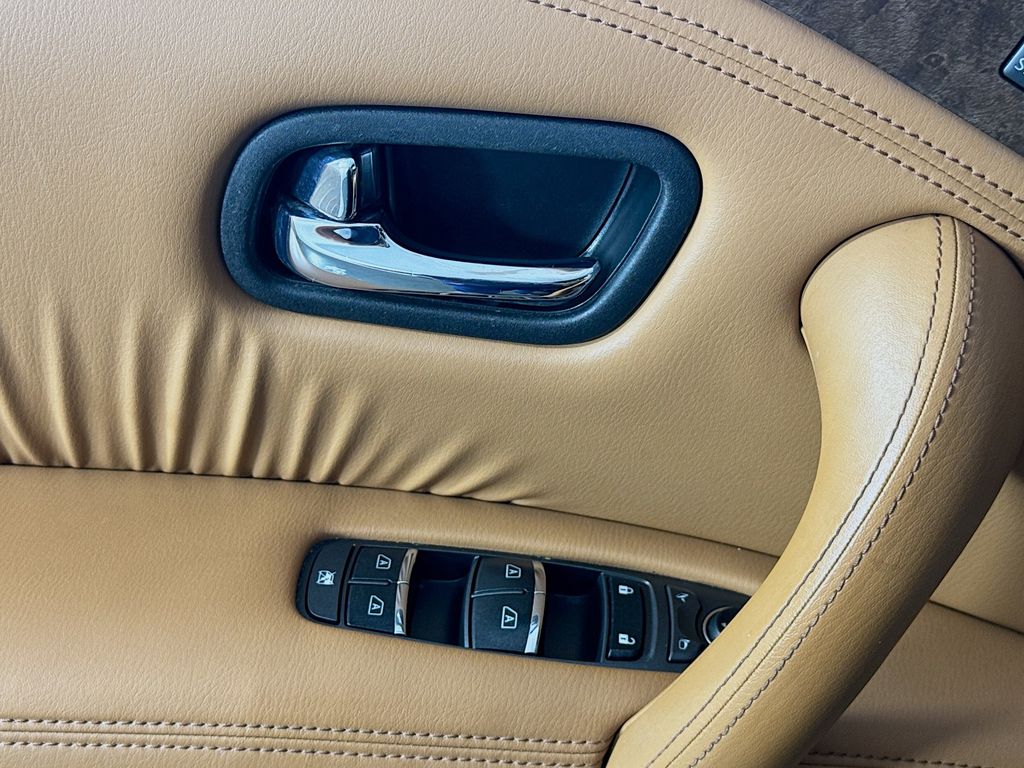 2017 Infiniti QX80 photo 18