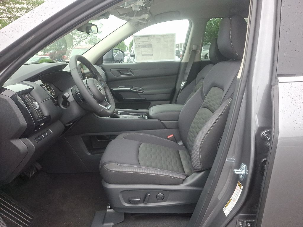 2025 Nissan Pathfinder SV photo 4
