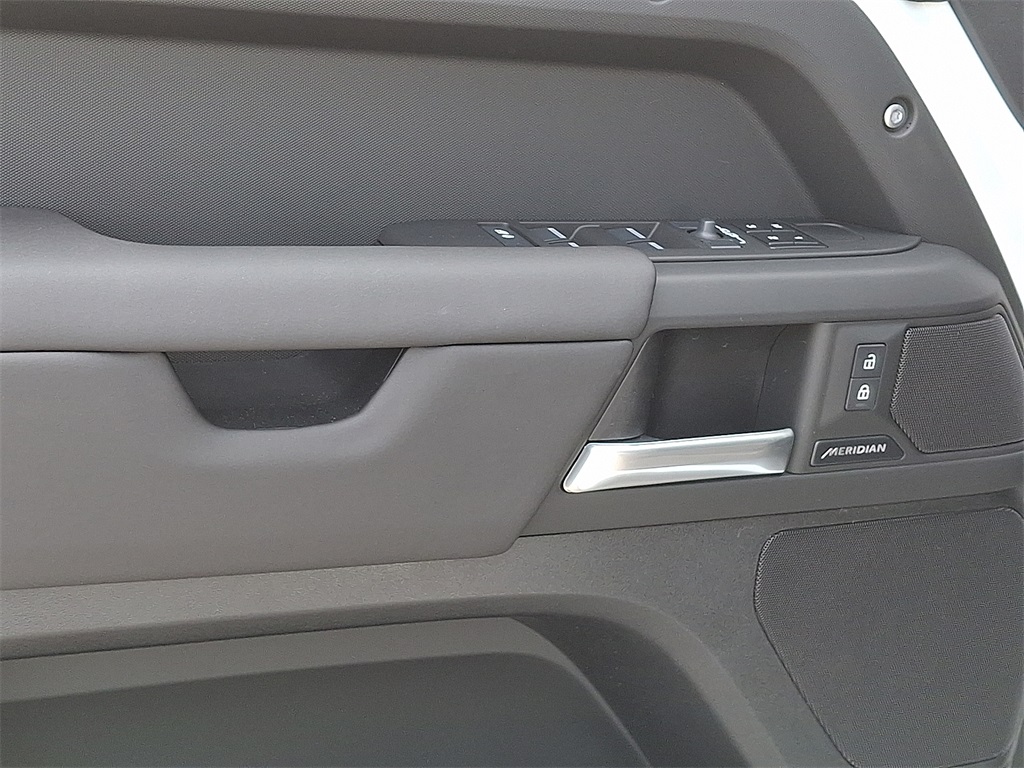 2025 Land Rover Defender 110 S photo 10