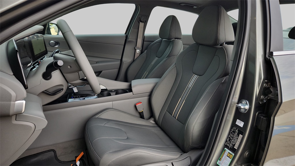 2025 Hyundai Elantra SEL Convenience photo 16