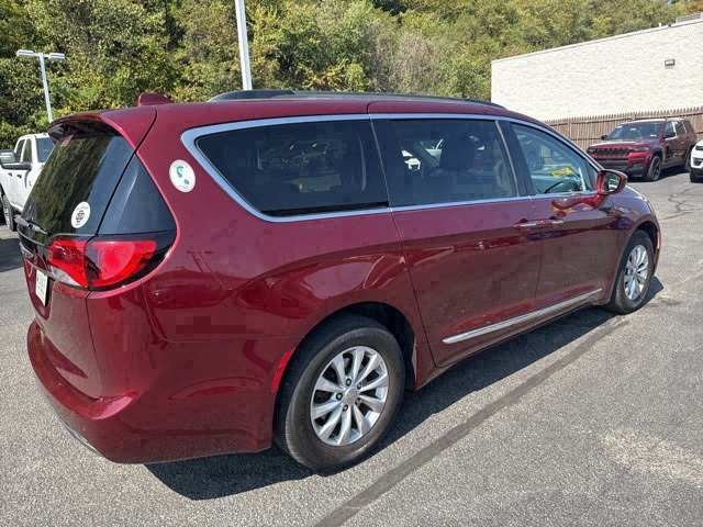 2017 Chrysler Pacifica Touring L photo 3