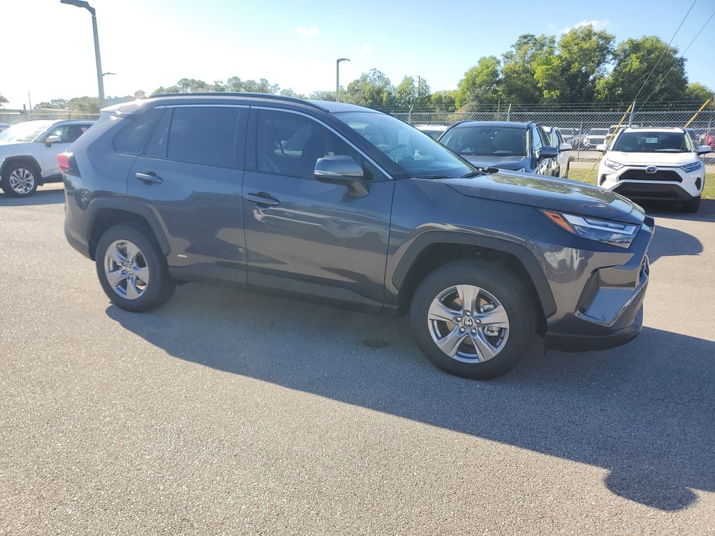 2025 Toyota RAV4 Hybrid XLE photo 4