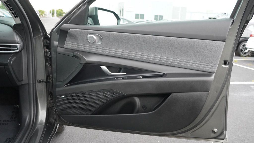2024 Hyundai Elantra Limited photo 21