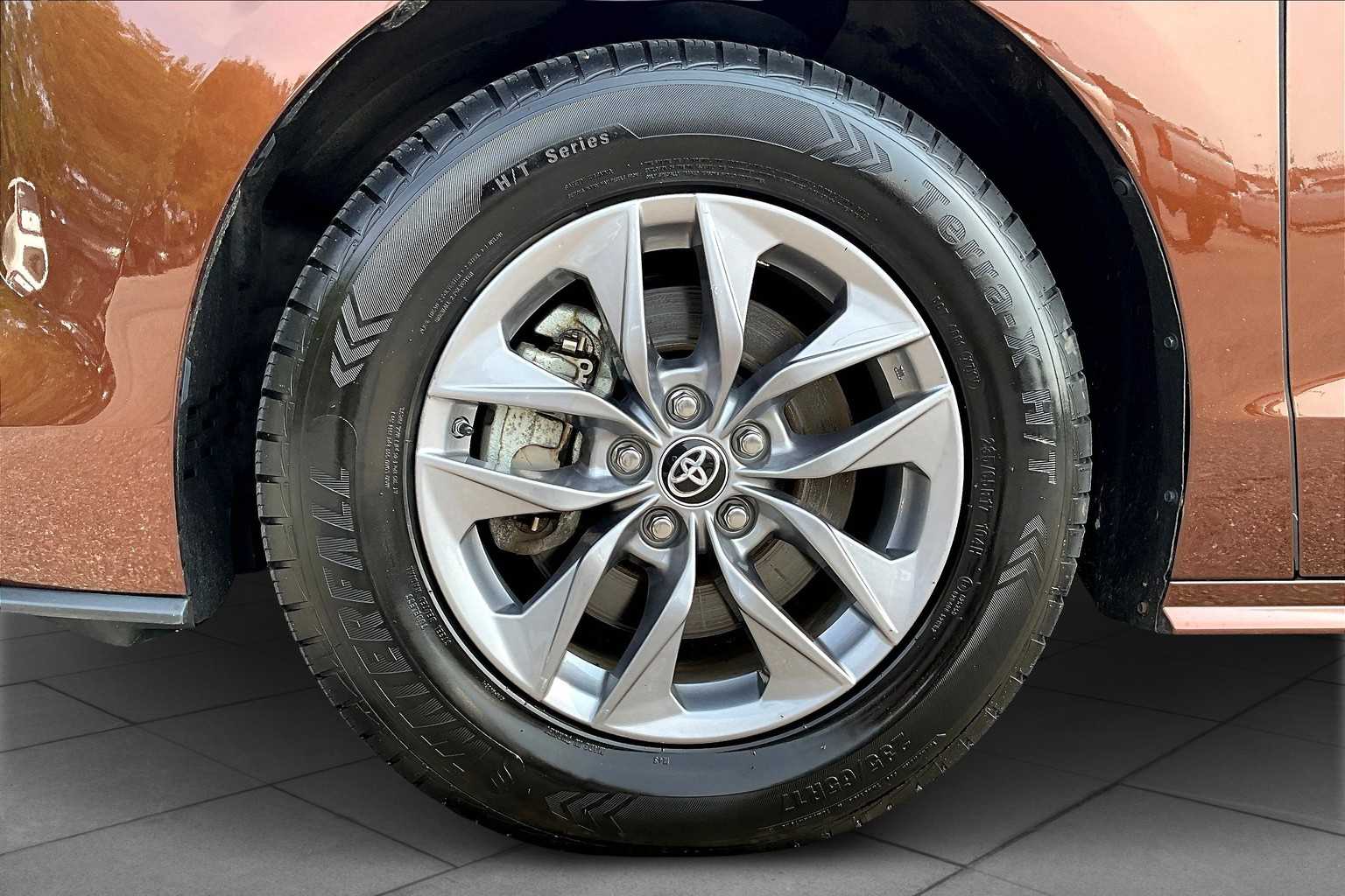 2024 Toyota Sienna XLE photo 9
