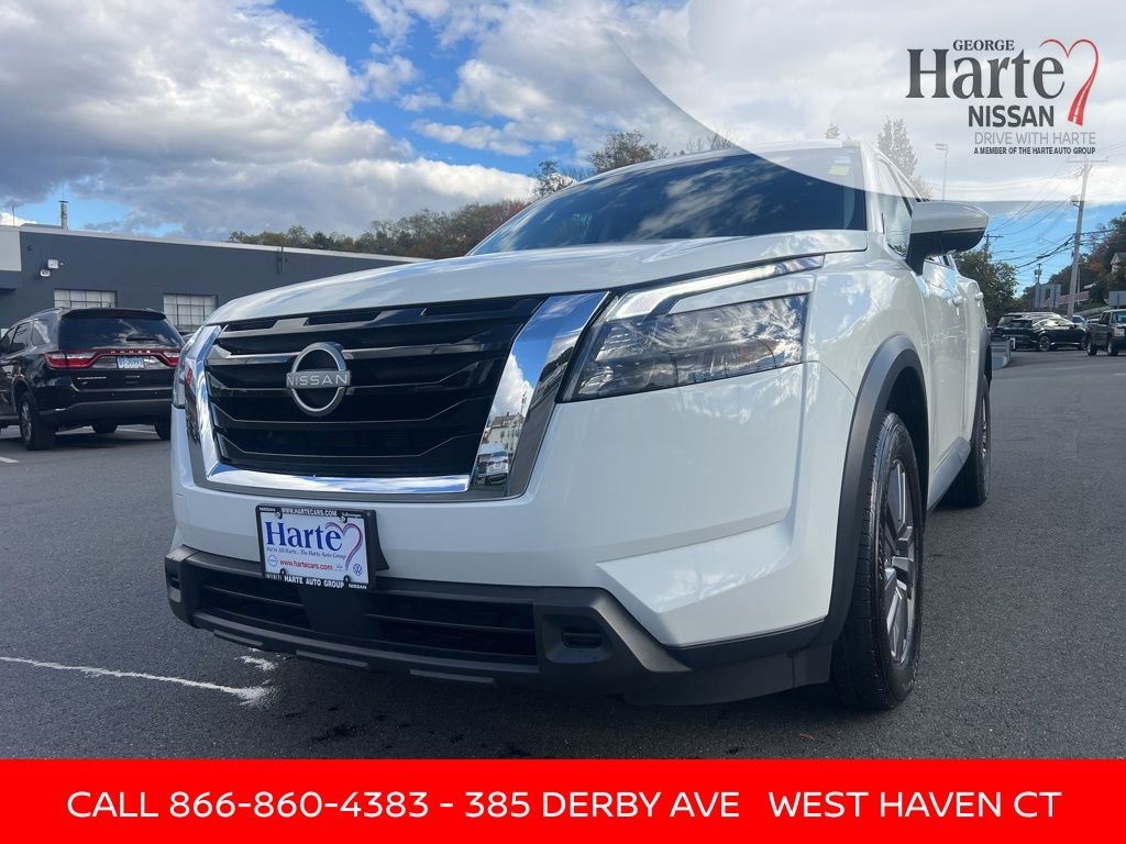 2024 Nissan Pathfinder SV's photo
