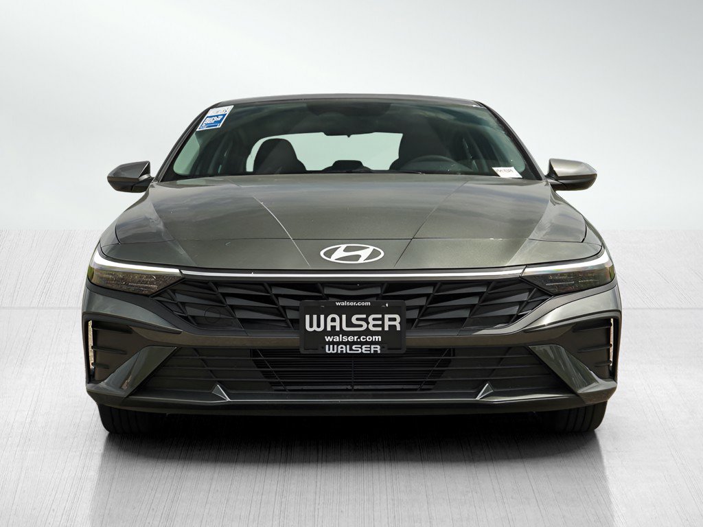 2025 Hyundai Elantra SE photo 2
