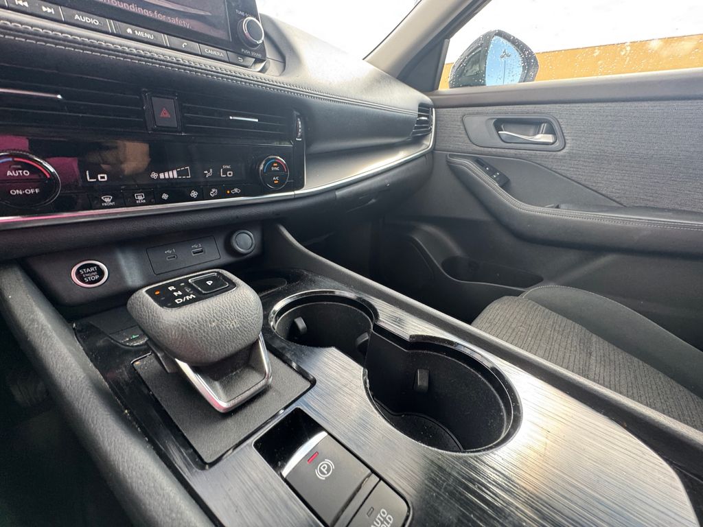 2022 Nissan Rogue SV photo 22