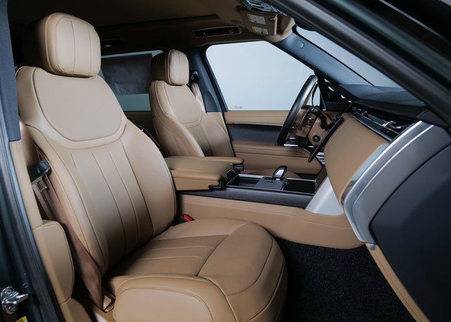 2025 Land Rover Range Rover SE photo 3