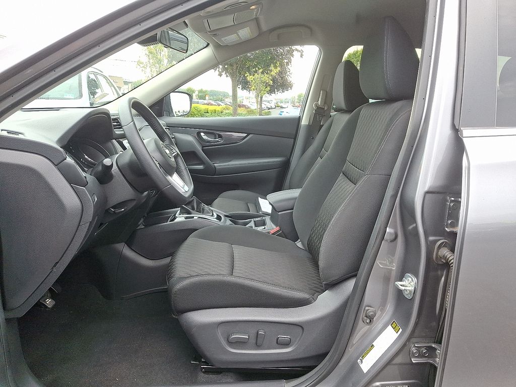 2019 Nissan Rogue SV photo 13