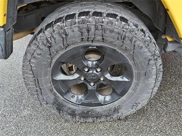 2015 Jeep Wrangler Unlimited Sahara photo 8