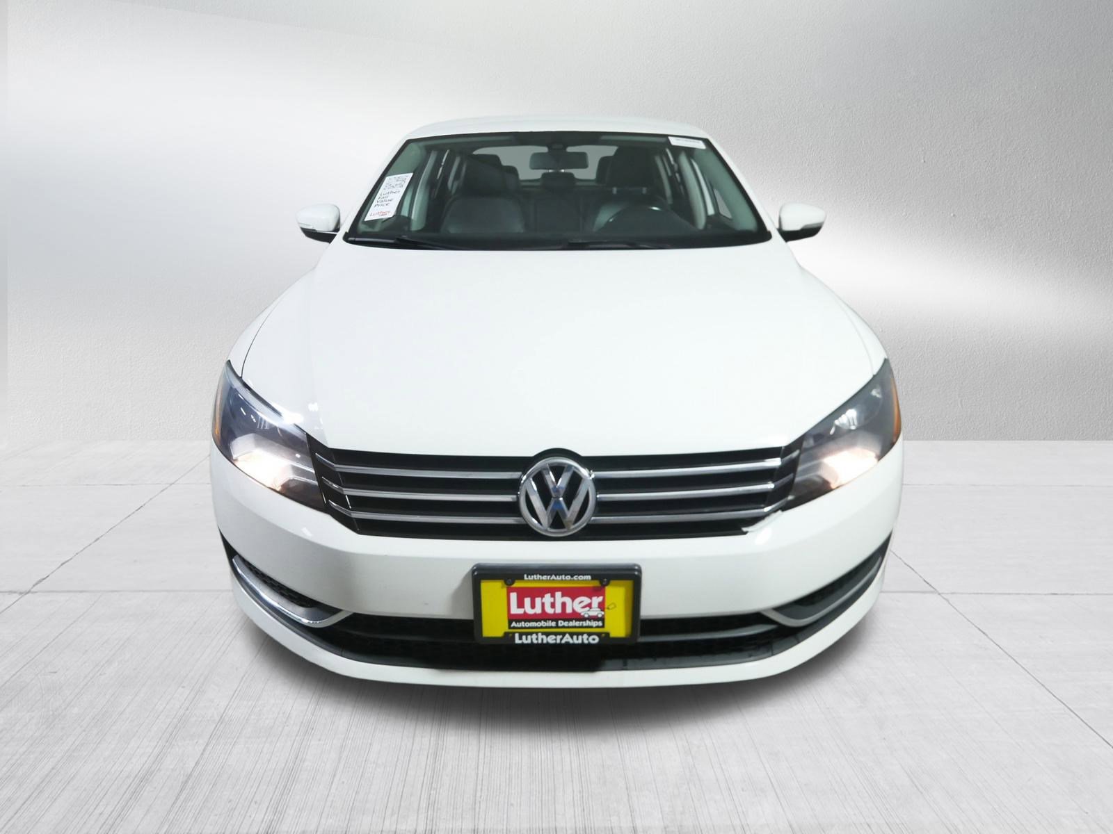 2015 Volkswagen Passat S photo 2