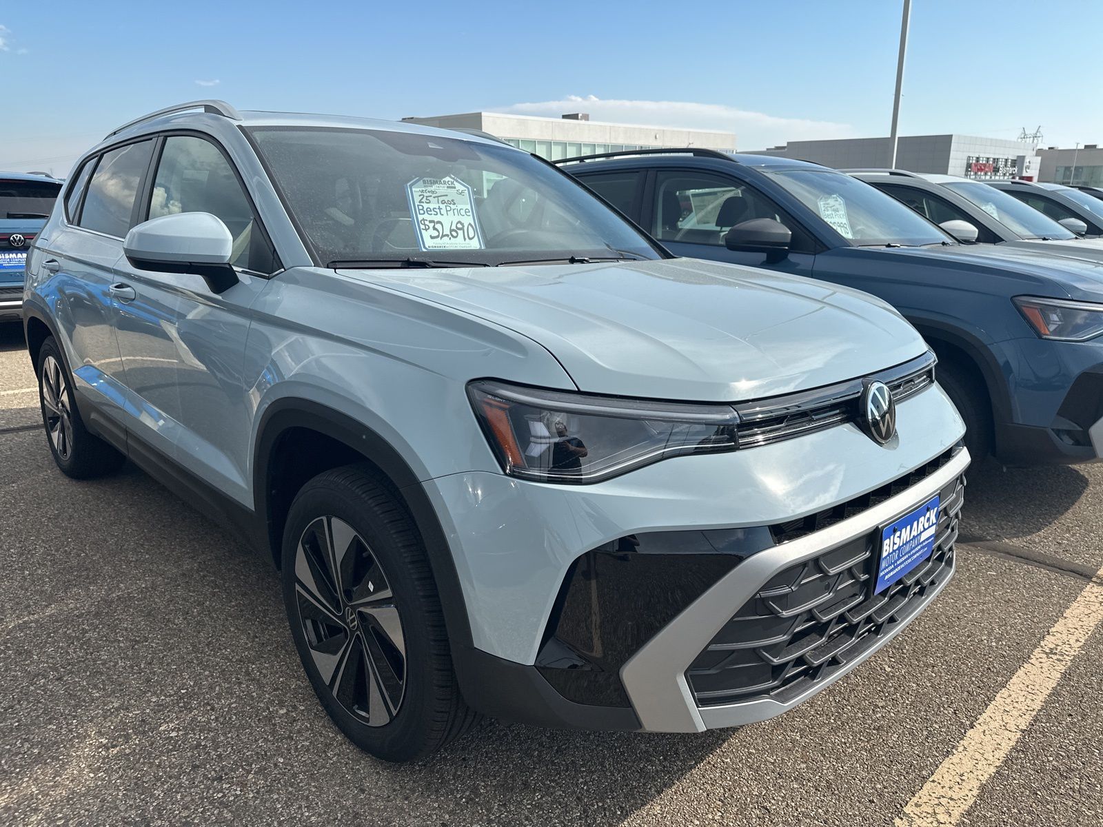 2025 Volkswagen Taos SE photo 3