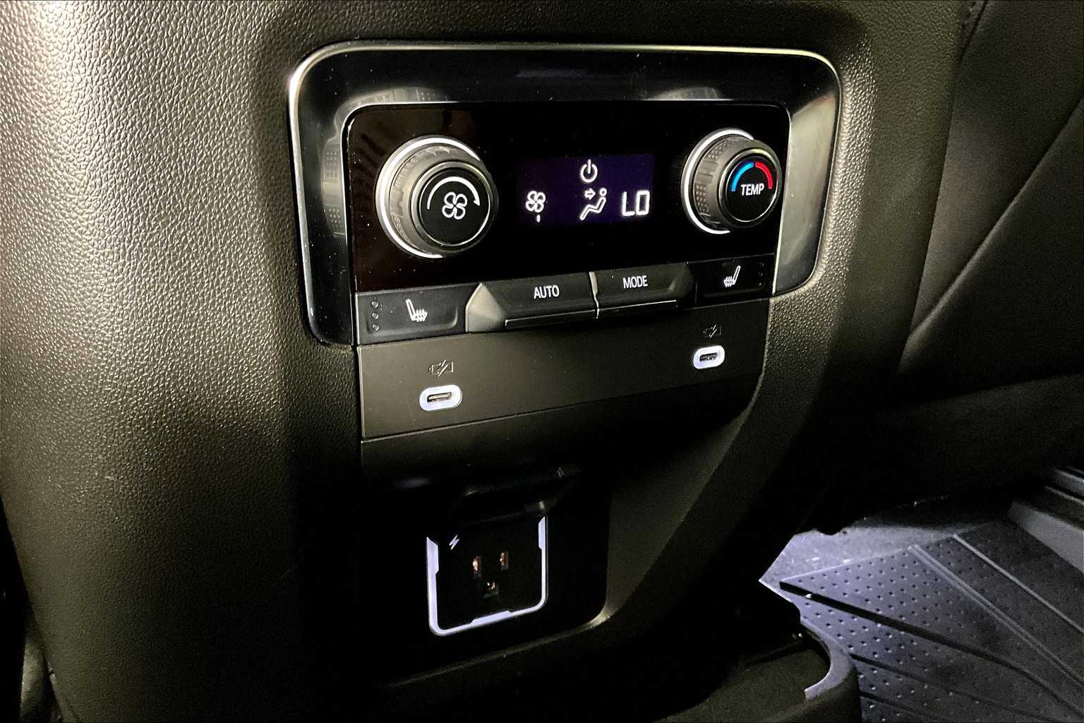 2024 Chevrolet Suburban RST photo 30