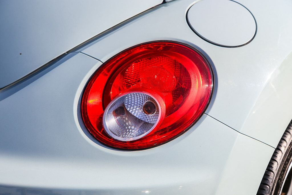2010 Volkswagen Beetle 2.5L photo 3