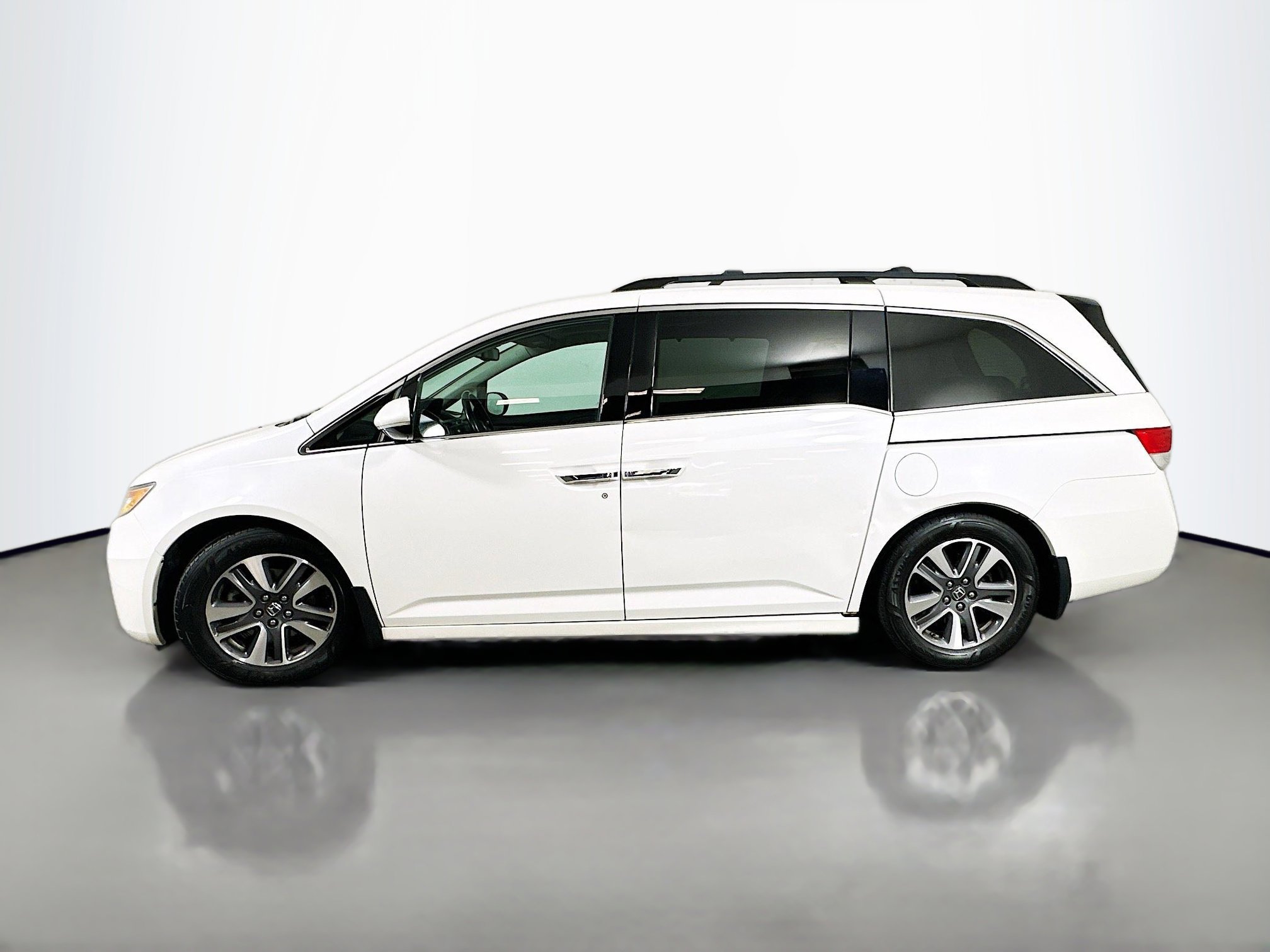 2014 Honda Odyssey Touring photo 4