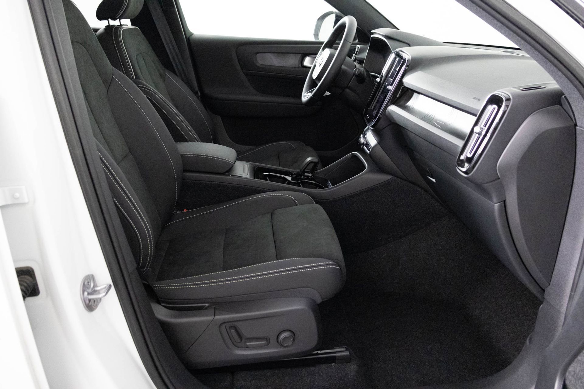 2023 Volvo XC40 Recharge Plus photo 25