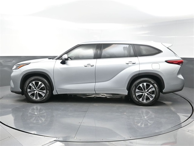 2021 Toyota Highlander XLE photo 3