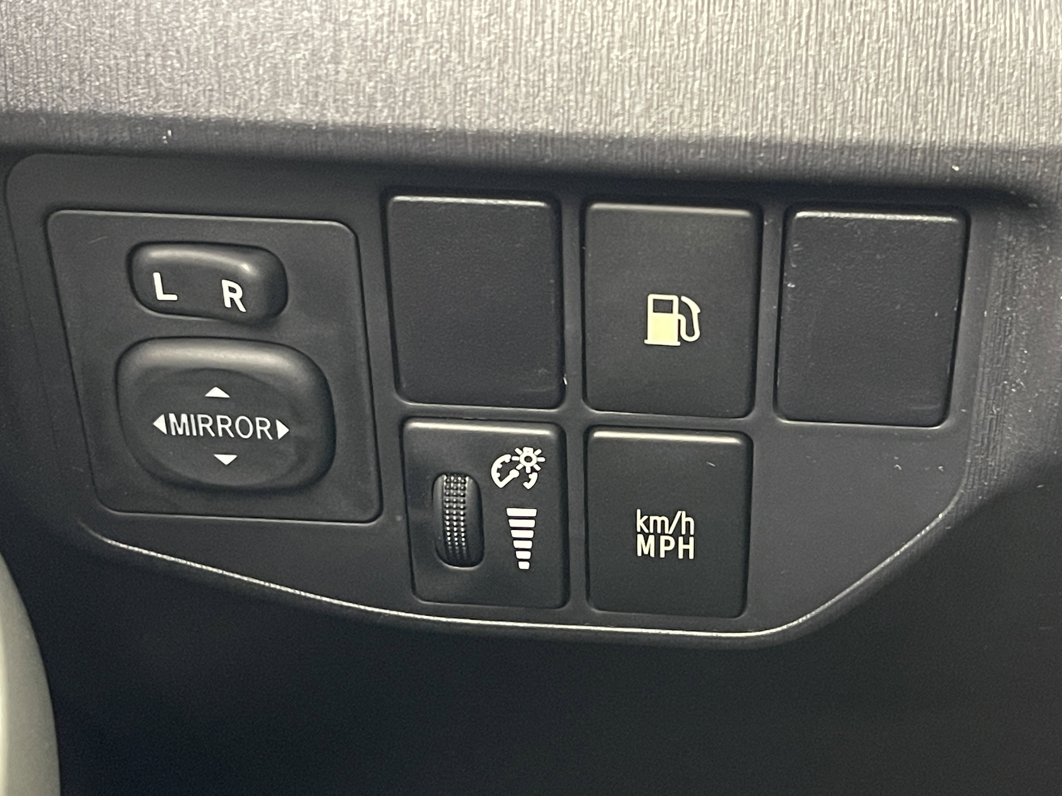 2015 Toyota Prius Plug-in Base photo 3