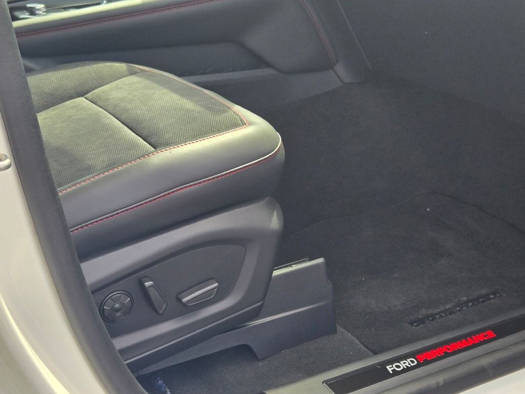 2025 Ford Explorer ST photo 4